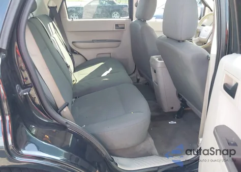 2009 Ford Escape Xls z USA, uszkodzony, nr VIN 1FMCU92709KB63681